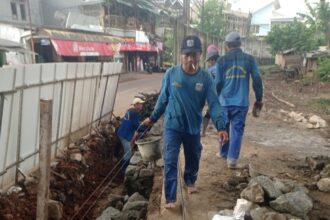 Pasukan Biru Suku Dinas Sumber Daya Air (SDA) Jakarta Selatan cepat melakukan perbaikan tembok jebol di Jalan AUP, Kelurahan/Kecamatan Pasar Minggu, Kamis (22/5/2025). Foto: Ist