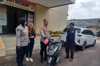 Kapolsek Pulogadung, Kompol Suroto didampingi Kasi Humas Polres Metro Jakarta Timur, dan jajaran saat menunjukkan barang bukti hasil kejahatan pelaku pencurian sepeda motor berinisial R, 27, di Mapolsek, pada Kamis (22/5/2025) siang. Foto: Joesvicar Iqbal/ipol.id