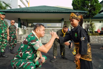 Kepala Staf Angkatan Darat (Kasad) Jenderal TNI Maruli Simanjuntak saat menutup Latihan Kader Pelatih Pencak Silat Militer (PSM) sekaligus mengukuhkan Pengurus PSM di Lapangan Dinas Jasmani Angkatan Darat (Disjasad), Cimahi, Jawa Barat, Jumat (23/5/2025). Foto: Dispenad