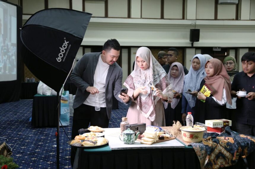 PT Indofood Sukses Makmur Tbk Divisi Bogasari Flour Mills menghadirkan pemateri dalam memberikan edukasi kepada pelaku Usaha Kecil dan Menengah (UKM) saat acara Akselerasi UKM Bogasari di Purwokerto, Jawa Tengah, Kamis (22/5/2025). Foto: Ist
