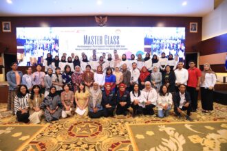 Wakil Ketua Lembaga Perlindungan Saksi dan Korban (LPSK) Sri Nurherwati (tengah) bersama para peserta dalam kegiatan 'Masterclass Perlindungan Perempuan Pembela HAM (PPHAM) dan Penghapusan Kekerasan Berbasis Gender' diadakan LPSK bersama Institut Lingkaran Pendidikan Alternatif (KAPAL) Perempuan di Auditorium Kantor LPSK, Jakarta, Kamis (22/5/2025). Foto: Ist