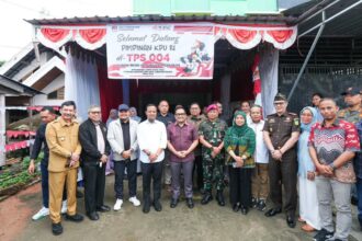Gubernur Sulawesi Selatan, Andi Sudirman Sulaiman beserta jajaran meninjau langsung pelaksanaan Pemungutan Suara Ulang (PSU) Pilkada Kota Palopo yang berlangsung pada Sabtu (24/5/2025). Foto: Pemprov Sulsel