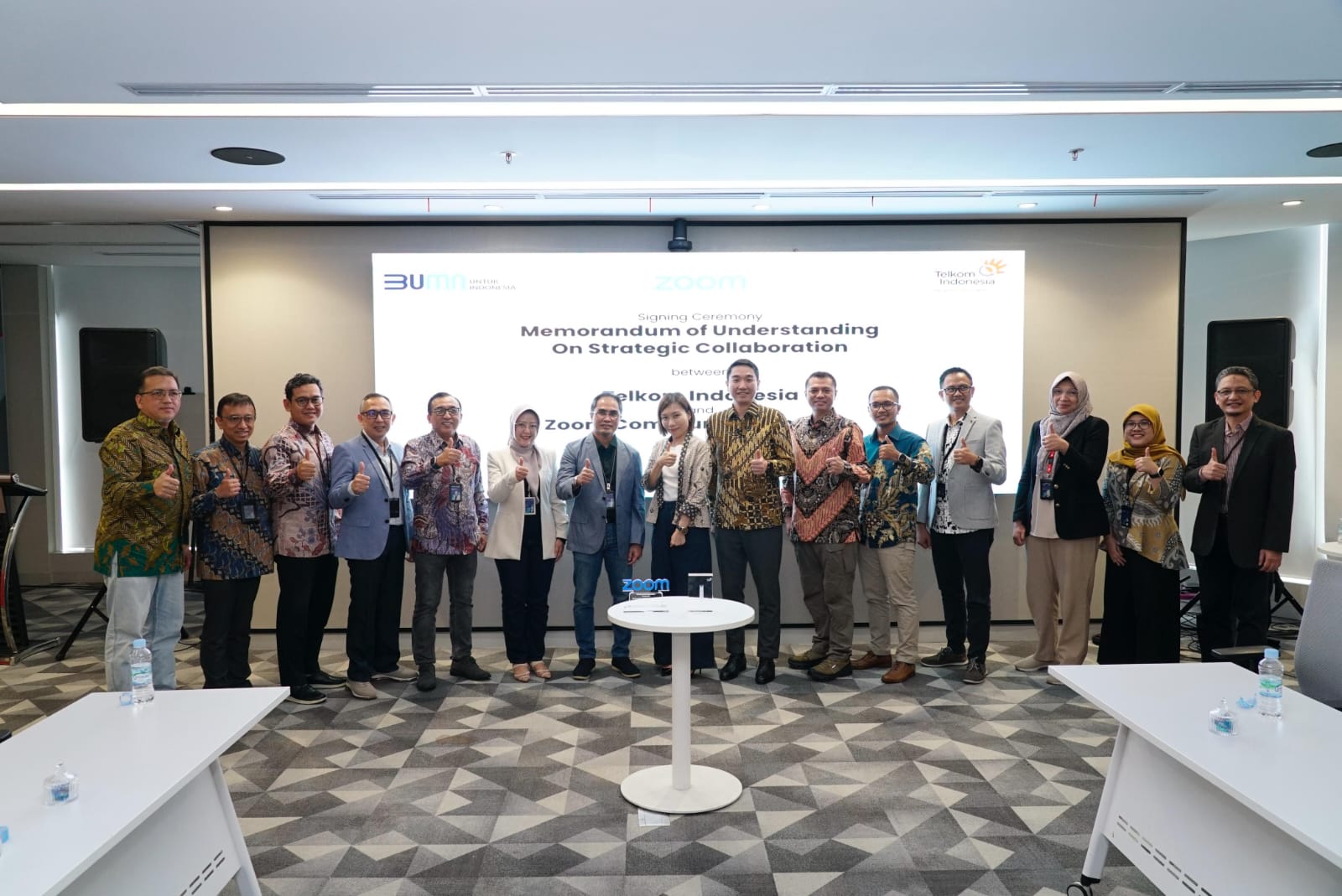 Direktur Group Business Development Telkom Honesti Basyir beserta jajaran dan Head of Zoom Indonesia, Malaysia, Filipina, dan Vietnam, Ka Yee Chan beserta jajaran di acara seremoni penandatanganan MoU antara PT Telkom Indonesia (Persero) Tbk (Telkom) dan Zoom Communications, Inc. (Zoom) yang berlangsung di Telkom Landmark Tower (TLT) Jakarta, beberapa waktu lalu. Foto: Telkom Indonesia