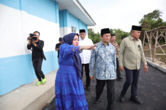 Ketua Umum Gerakan Dapur Indonesia, Nofalia Heikal Safar mendampingi Menteri Agama Republik Indonesia (RI) KH Nasaruddin Umar dan Wakil Kepala Badan Gizi Nasional Mayjen TNI (Purn), Lodewyk Pusung, berkeliling melihat area Dapur MBG baru diresmikan di Karawang, Jawa Barat, Selasa (27/5/2025). Foto: Ist