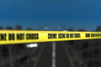 Ilustrasi - Dilarang memasuki tempat kejadian perkara (TKP) saat garis police line terpasang. Foto: Freepik