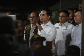 Wakil Presiden RI, Gibran Rakabuming Raka menyapa dan memberi arahan ke masyarakat terdampak gempabumi M 6.0 di Perumahan Rafflesia Asri, Betungan, Kota Bengkulu, Selasa (27/5/2025) malam. Foto: Ist