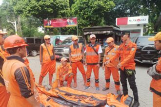 Badan Penanggulangan Bencana Daerah (BPBD) Kota Jakarta Timur (Jaktim) menyiagakan puluhan personelnya dalam libur panjang cuti bersama serta libur akhir pekan juga kenaikan Yesus Kristus tahun 2025. Foto: Ist