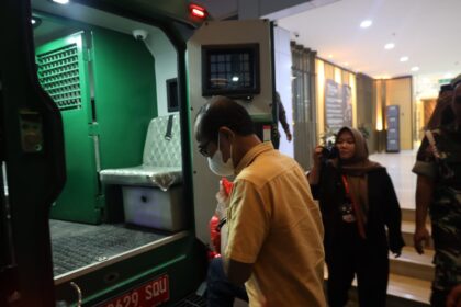 Seorang pria berinisial LSN saat diamankan oleh Tim Intelijen Kejaksaan Tinggi Daerah Khusus (DK) Jakarta. Foto: Seksi Penkum Kejati DK Jakarta