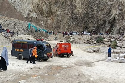 Tim pencarian dan pertolongan (SAR) gabungan kembali menemukan tiga jenazah korban longsor di kawasan tambang galian C Gunung Kuda, Desa Cipanas, Kecamatan Dukupuntang, Kabupaten Cirebon, Jawa Barat, Jumat (30/5/2025) malam. Pencarian kembali dilanjutkan, Sabtu (31/5/2025). Foto: Ist