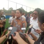 Erick Thohir saaat meresmikan lapangan FIFA Arena di Oase Park, Ciputat, Tangsel, Selasa (6/5).