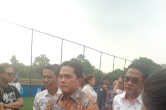 Erick Thohir saaat meresmikan lapangan FIFA Arena di Oase Park, Ciputat, Tangsel, Selasa (6/5).