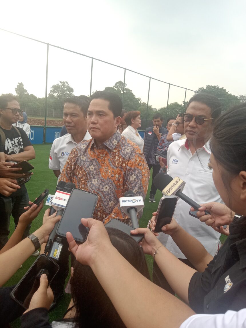 Erick Thohir saaat meresmikan lapangan FIFA Arena di Oase Park, Ciputat, Tangsel, Selasa (6/5).