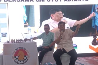 Ketua PB Percasi, GM Utut Adianto Melakukan Coaching Klinik disela PertandinganJAPFA FIDE Rated 2025 di Gedung Serbaguna, Senayan. Foto/bam/ipol
