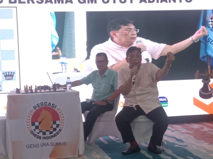 Ketua PB Percasi, GM Utut Adianto Melakukan Coaching Klinik disela PertandinganJAPFA FIDE Rated 2025 di Gedung Serbaguna, Senayan. Foto/bam/ipol