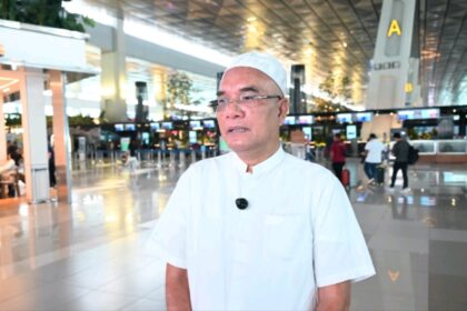 Anggota Timwas, Marwan Dasopang, saat diwawancarai Parlementaria sesaat sebelum keberangkatan dari Terminal 3 Bandara Soekarno-Hatta, Cengkareng, Tangerang, Banten, Selasa (27/5/2025). Foto: Ubed/vel