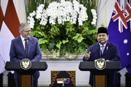 Presiden Prabowo Subianto, bersama Perdana Menteri Australia, Anthony Albanese, menyampaikan keterangan pers bersama usai menggelar serangkaian pertemuan bilateral di Istana Merdeka, Jakarta, Kamis (15/5/2025). Foto: BPMI Setpres