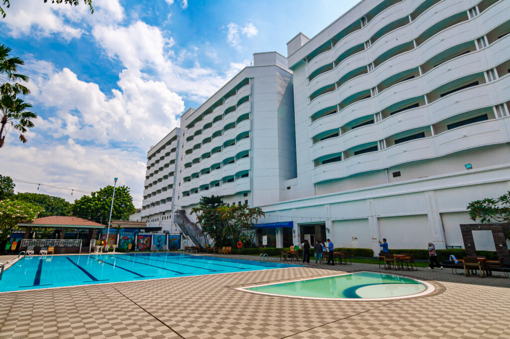 Fasilitas kolam renang semi-olimpik Sunlake Waterfront Resort & Convention. (Alidrian Fahwi/ipol.id)