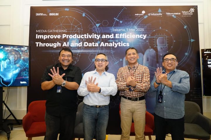 (kiri ke kanan) Direktur Operation dan Sales MDMedia Pujo Pramono, Direktur Utama Infomedia Eddy Sofryano, CEO TelkomMetra Pramasaleh Haryo Utomo, dan VP Corporate Communication Telkom Andri Herawan Sasoko saat foto bersama pada acara Media Gathering “Improve Productivity and Efficiency Through AI and Data Analytics” di Jakarta, pada Rabu (7/5/2025). Foto: Telkom Indonesia