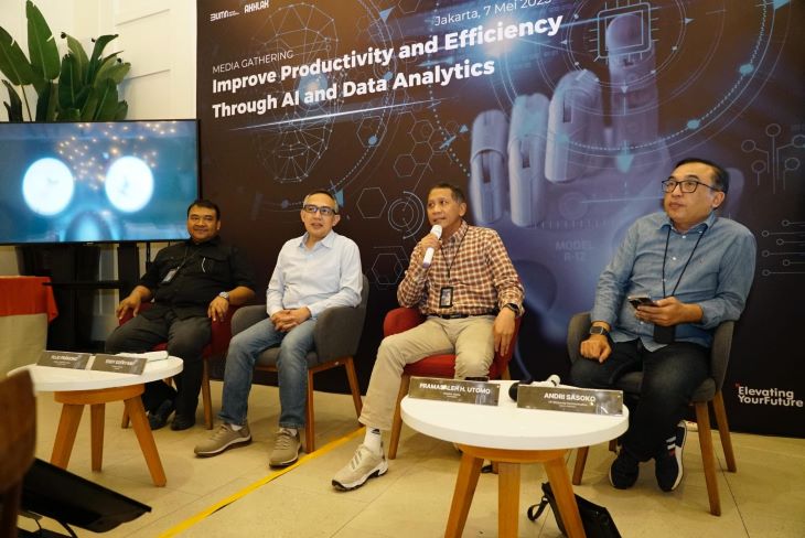 (kiri ke kanan) Direktur Operation dan Sales MDMedia Pujo Pramono, Direktur Utama Infomedia Eddy Sofryano, CEO TelkomMetra Pramasaleh Haryo Utomo, dan VP Corporate Communication Telkom Andri Herawan Sasoko saat acara Media Gathering “Improve Productivity and Efficiency Through AI and Data Analytics” di Jakarta, pada Rabu (7/5/2025). Foto: Telkom Indonesia