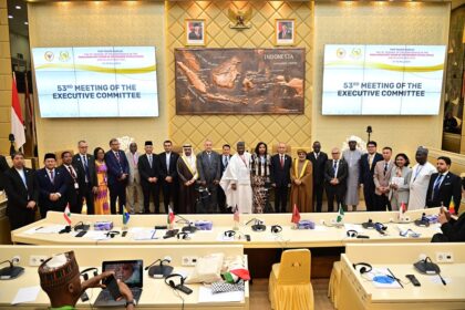 Ketua Badan Kerja Sama Antar Parlemen (BKSAP) DPR RI Mardani Ali Sera, dalam foto bersama saat pertemuan Komite Eksekutif Persatuan Parlemen Negara Organisasi Kerja Sama Islam (OKI) atau Parliamentary Union of the OIC Member States (PUIC) yang digelar pada Senin (12/5/2025). Foto: