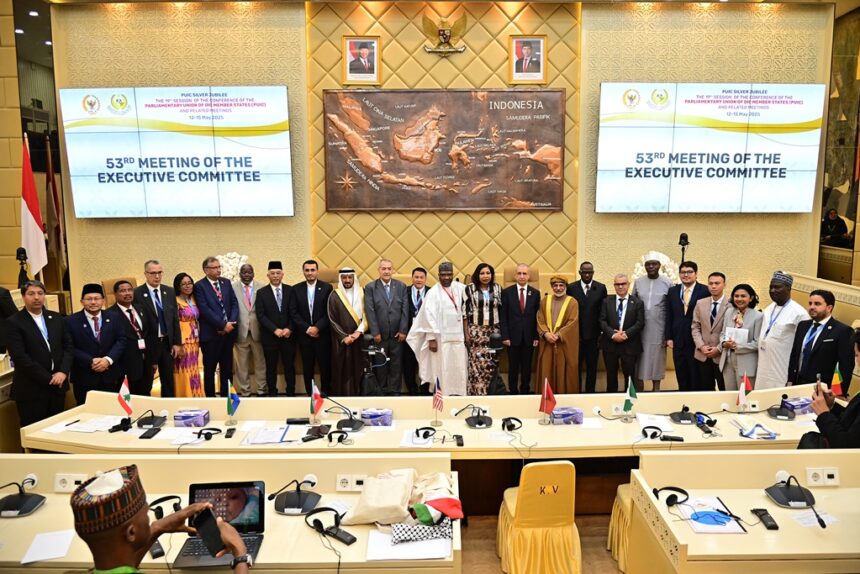 Ketua Badan Kerja Sama Antar Parlemen (BKSAP) DPR RI Mardani Ali Sera, dalam foto bersama saat pertemuan Komite Eksekutif Persatuan Parlemen Negara Organisasi Kerja Sama Islam (OKI) atau Parliamentary Union of the OIC Member States (PUIC) yang digelar pada Senin (12/5/2025). Foto: