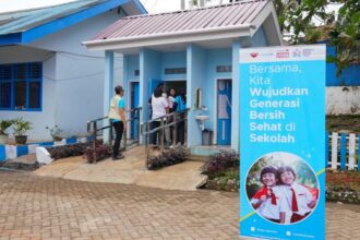 WINGS, UNICEF, dan Perwakilan Pemerintah Kabupaten Maros melakukan sidak fasilitas toilet yang telah terbangun di SDN 228 Inpres Salu Maros. Foto: Wings Group