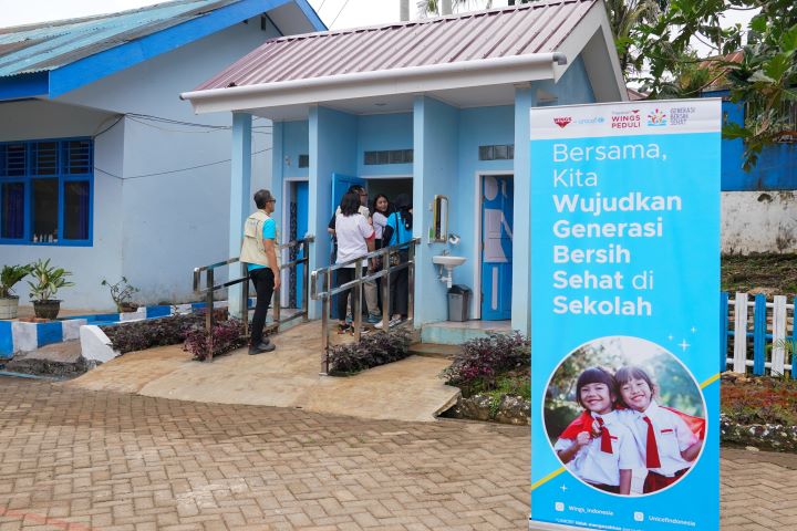 WINGS, UNICEF, dan Perwakilan Pemerintah Kabupaten Maros melakukan sidak fasilitas toilet yang telah terbangun di SDN 228 Inpres Salu Maros. Foto: Wings Group
