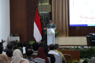 Kepala BNPB Suharyanto, saat menjadi pembicara pada Kuliah Umum tentang Penanggulangan Bencana di Indonesia bertempat di Kampus Universitas Andalas, Kota Padang, Sumatera Barat, pada Rabu (7/5/2025). Foto: Ist