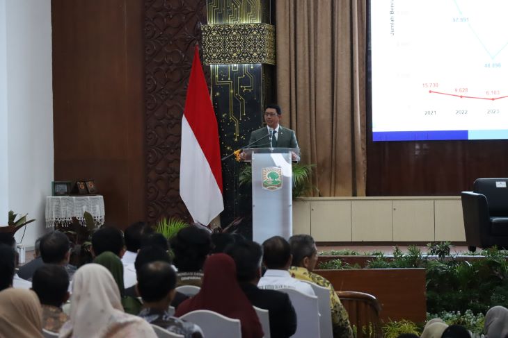 Kepala BNPB Suharyanto, saat menjadi pembicara pada Kuliah Umum tentang Penanggulangan Bencana di Indonesia bertempat di Kampus Universitas Andalas, Kota Padang, Sumatera Barat, pada Rabu (7/5/2025). Foto: Ist