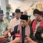 Menteri Agama Republik Indonesia (Menag RI), KH Nasaruddin Umar, didampingi Ketua Dewan Pembina Garuda, Heikal Safar, Ketua Umum Garuda, Nofalia Heikal Safar, dan Ketua Umum Dewan Adat Bamus Betawi, Muhammad Rifqi, serta Ketua Umum Rekat Indonesia Raya, Eka Gumilar, dalam peresmian Grand Opening Resto & Cafe Halal di kawasan Taman Wijaya Kusuma, Gambir, Jakarta Pusat, Jumat (9/5/2025). Foto: Ist
