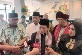 Menteri Agama Republik Indonesia (Menag RI), KH Nasaruddin Umar, didampingi Ketua Dewan Pembina Garuda, Heikal Safar, Ketua Umum Garuda, Nofalia Heikal Safar, dan Ketua Umum Dewan Adat Bamus Betawi, Muhammad Rifqi, serta Ketua Umum Rekat Indonesia Raya, Eka Gumilar, dalam peresmian Grand Opening Resto & Cafe Halal di kawasan Taman Wijaya Kusuma, Gambir, Jakarta Pusat, Jumat (9/5/2025). Foto: Ist