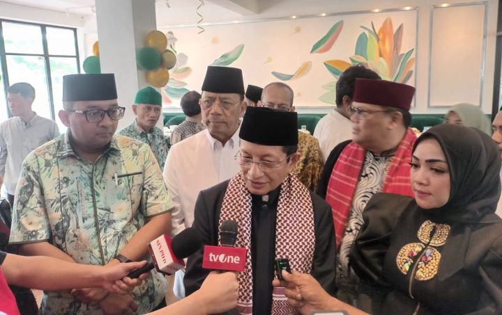 Menteri Agama Republik Indonesia (Menag RI), KH Nasaruddin Umar, didampingi Ketua Dewan Pembina Garuda, Heikal Safar, Ketua Umum Garuda, Nofalia Heikal Safar, dan Ketua Umum Dewan Adat Bamus Betawi, Muhammad Rifqi, serta Ketua Umum Rekat Indonesia Raya, Eka Gumilar, dalam peresmian Grand Opening Resto & Cafe Halal di kawasan Taman Wijaya Kusuma, Gambir, Jakarta Pusat, Jumat (9/5/2025). Foto: Ist