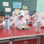 Anak-anak Sekolah Dasar Negeri senang dan bersemangat menyantap menu Makan Bergizi Gratis (MBG) yang tengah diluncurkan sejak awal tahun 2025. Foto: Joesvicar Iqbal/dok/ipol.id