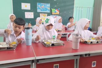 Anak-anak Sekolah Dasar Negeri senang dan bersemangat menyantap menu Makan Bergizi Gratis (MBG) yang tengah diluncurkan sejak awal tahun 2025. Foto: Joesvicar Iqbal/dok/ipol.id