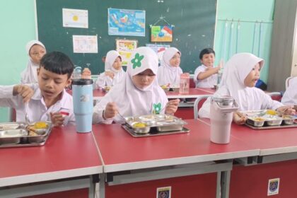 Anak-anak Sekolah Dasar Negeri senang dan bersemangat menyantap menu Makan Bergizi Gratis (MBG) yang tengah diluncurkan sejak awal tahun 2025. Foto: Joesvicar Iqbal/dok/ipol.id