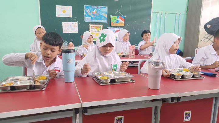 Anak-anak Sekolah Dasar Negeri senang dan bersemangat menyantap menu Makan Bergizi Gratis (MBG) yang tengah diluncurkan sejak awal tahun 2025. Foto: Joesvicar Iqbal/dok/ipol.id