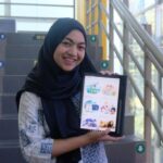 Erika Cahyaningtyas, salah satu mahasiswa anggota tim pengembang MeccaBot AI menunjukkan beberapa fitur yang tersedia di dalam aplikasi MeccaBot AI.