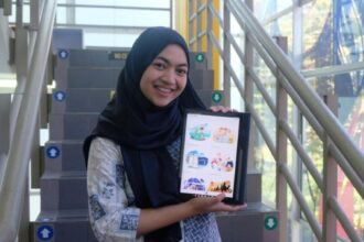 Erika Cahyaningtyas, salah satu mahasiswa anggota tim pengembang MeccaBot AI menunjukkan beberapa fitur yang tersedia di dalam aplikasi MeccaBot AI.