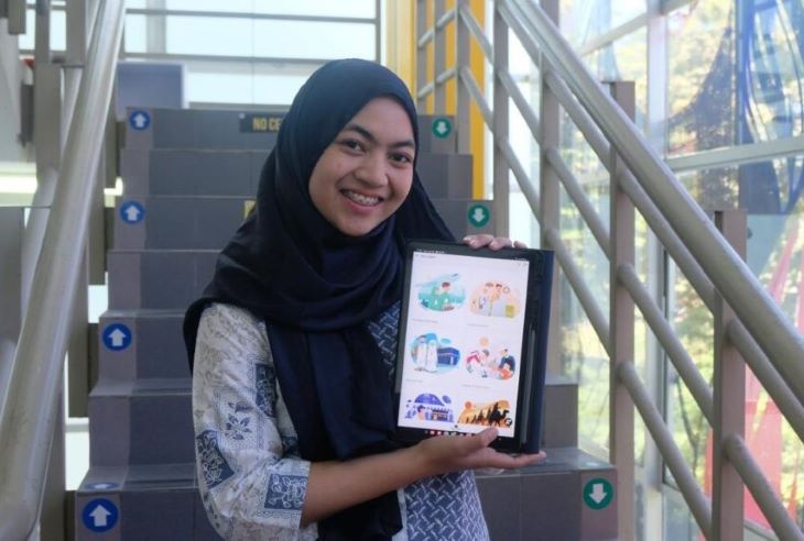 Erika Cahyaningtyas, salah satu mahasiswa anggota tim pengembang MeccaBot AI menunjukkan beberapa fitur yang tersedia di dalam aplikasi MeccaBot AI.