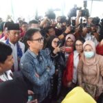 Wali Kota Jakarta Timur, Munjirin, mendampingi Menteri Kesehatan Republik Indonesia, Budi Gunadi Sadikin, Wakil Menteri Desa Pembangunan Daerah Tertinggal, Ahmad Riza Patria, Wakil Menteri Dalam Negeri, Ribka Haluk, Kepala Komunikasi Kepresidenan Republik Indonesia, Hasan Hasbi, dan Deputi Bidang Koordinasi Peningkatan Kualitas Kesehatan, Sukadiono saat meresmikan peluncuran Gerakan Bersama Penguatan Desa dan Kelurahan Siaga Tuberkulosis (TBC) di halaman Kantor Kelurahan Rambutan, Kecamatan Ciracas, Jumat (9/5/2025). Foto: Ist