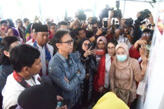 Wali Kota Jakarta Timur, Munjirin, mendampingi Menteri Kesehatan Republik Indonesia, Budi Gunadi Sadikin, Wakil Menteri Desa Pembangunan Daerah Tertinggal, Ahmad Riza Patria, Wakil Menteri Dalam Negeri, Ribka Haluk, Kepala Komunikasi Kepresidenan Republik Indonesia, Hasan Hasbi, dan Deputi Bidang Koordinasi Peningkatan Kualitas Kesehatan, Sukadiono saat meresmikan peluncuran Gerakan Bersama Penguatan Desa dan Kelurahan Siaga Tuberkulosis (TBC) di halaman Kantor Kelurahan Rambutan, Kecamatan Ciracas, Jumat (9/5/2025). Foto: Ist