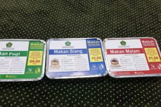 Klinik Kesehatan Haji Indonesia (KKHI) Makkah mengimbau seluruh jemaah agar mengonsumsi makanan kotak saji sesuai dengan waktu yang telah ditentukan. Foto: Kemenkes