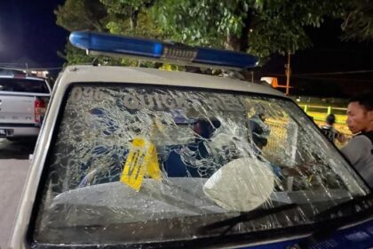 Tampak kendaraan Polres Jayawijaya yang ditembak OTK.