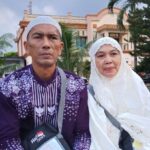 Pasutri Fadli Hariadi dan Arbainah yang bisa naik haji hasil berdagang pisang goreng. Foto: Kemenag