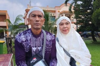 Pasutri Fadli Hariadi dan Arbainah yang bisa naik haji hasil berdagang pisang goreng. Foto: Kemenag