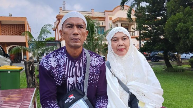 Pasutri Fadli Hariadi dan Arbainah yang bisa naik haji hasil berdagang pisang goreng. Foto: Kemenag