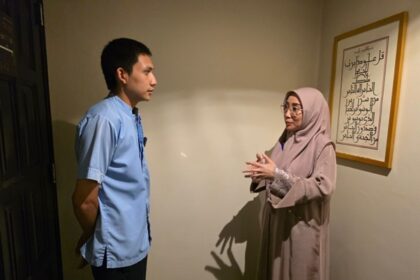 Anggota Tim Pengawas Haji DPR dari daerah pemilihan NTB II, Lale Syifaun Nufus saat berbincang dengan Abdul Hamid, Pekerja Migran Indonesia (PMI) di sebuah hotel kawasan Madinah, Arab Saudi. Foto: iky/vel