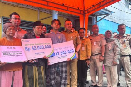 Wali Kota Jakarta Utara Hendra Hidayat menyerahkan langsung dua santunan dari BPJS Ketenagakerjaan kepada ahli waris peserta yang meninggal akibat kebakaran. Foto: BPJS Ketenagakerjaan