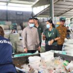 Wamendagri saat mengunjungi ecoBali Recycling di Kabupaten Badung, Bali. Foto: Puspen Kemdagri