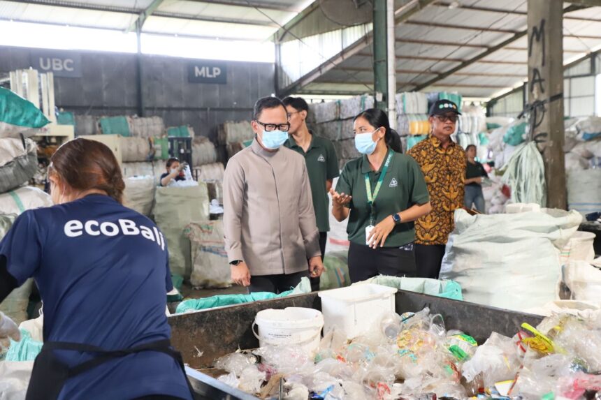 Wamendagri saat mengunjungi ecoBali Recycling di Kabupaten Badung, Bali. Foto: Puspen Kemdagri